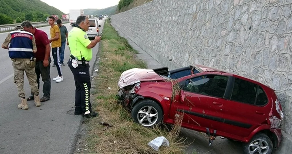 Samsun'da otomobil istinat duvarına çarptı: 3 yaralı