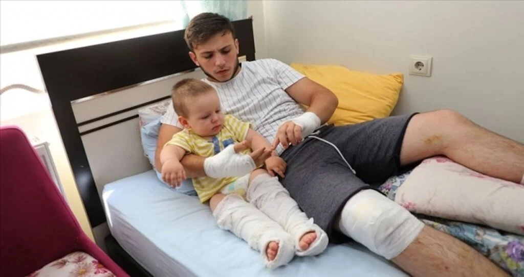 Selde duvarı çöken evde yaralanan genç 1,5 yaşındaki kardeşini kurtarmanın mutluluğunu yaşıyor