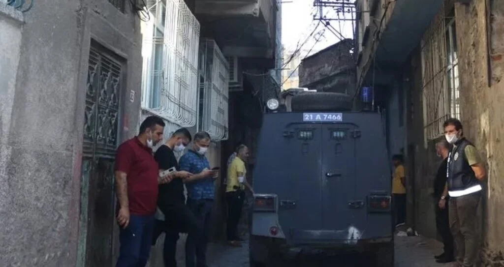 Silahlı saldırı! Pencereden bakan 5 yaşındaki çocuk hayatını kaybetti