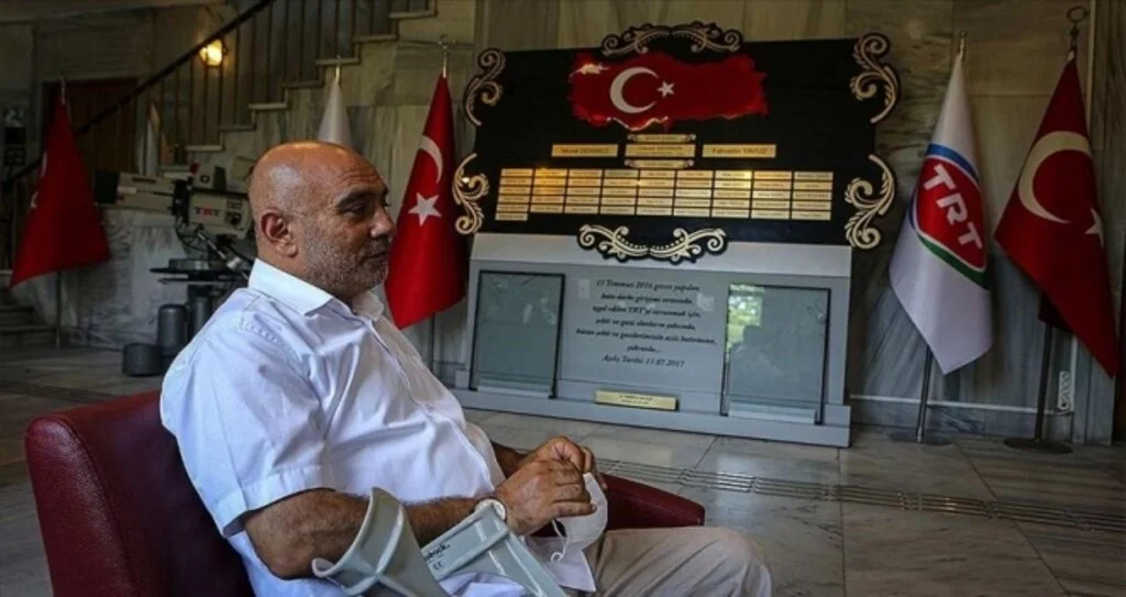 TRT binasına giderken yaralanan 15 Temmuz gazisi yaşamını koltuk değnekleriyle sürdürüyor