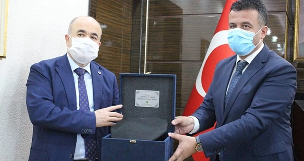 Vali Dağlı’ya yumurta topuk ayakkabı ve 8 köşe kasket