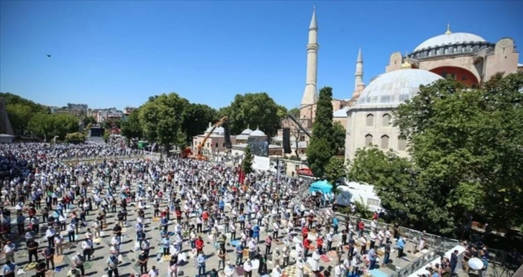 Yunanistan'da Ayasofya-i Kebir Camii'nde cuma namazı kılındığı sırada matem çanları çaldı