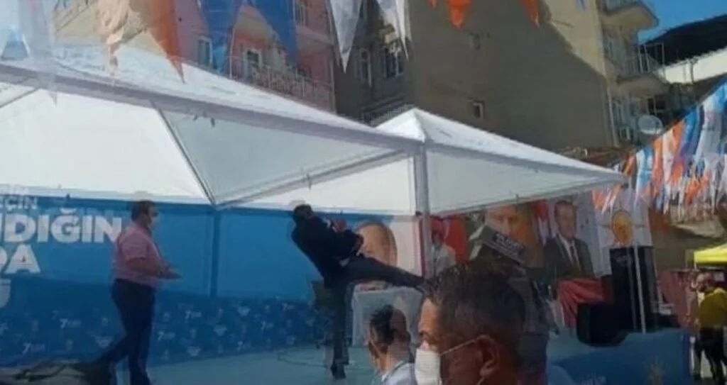 AK Parti kongresinde kürsüye tekme atıldı!
