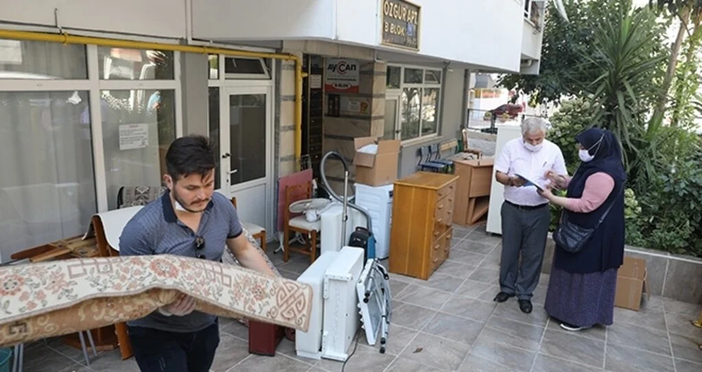 Annesinin tüm eşyalarını bağışladı