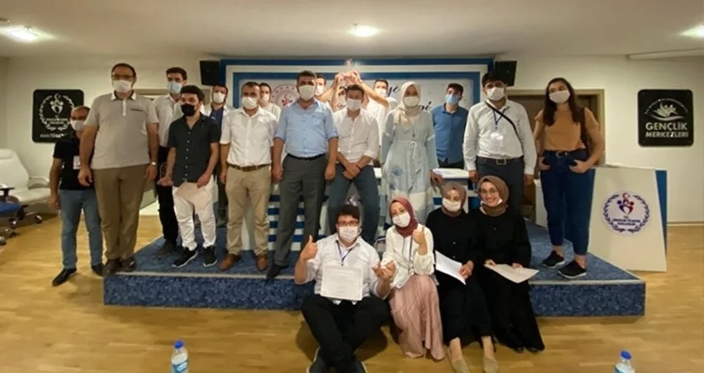 Atakum Gençlik Merkezi üyeleri münazara bölge yarışmasında Samsun'u temsil edecek