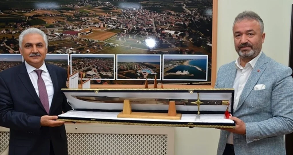Başkan Topaloğlu'ndan Urhal’a kılıç