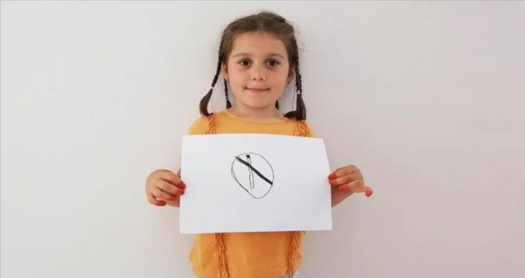 Bayram tatilinde köyünde çizdiği afişlerle sigaranın zararlarına dikkati çekti