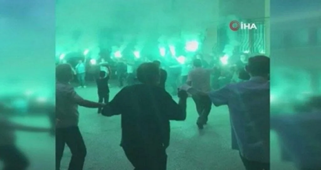Coronayı hiçe sayıp el ele halay çektiler!