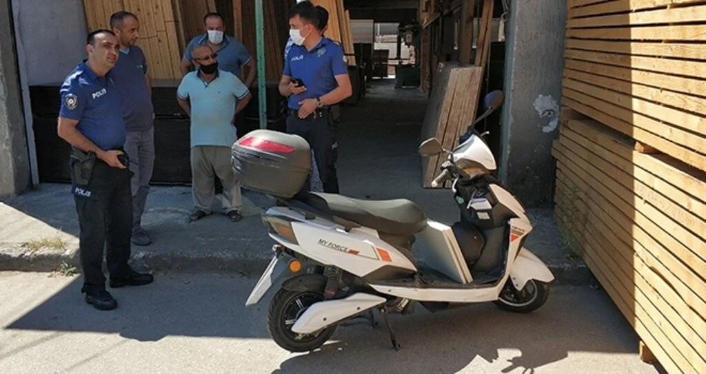 Elektrikli motosiklet sürücüsü kazada yaralandı
