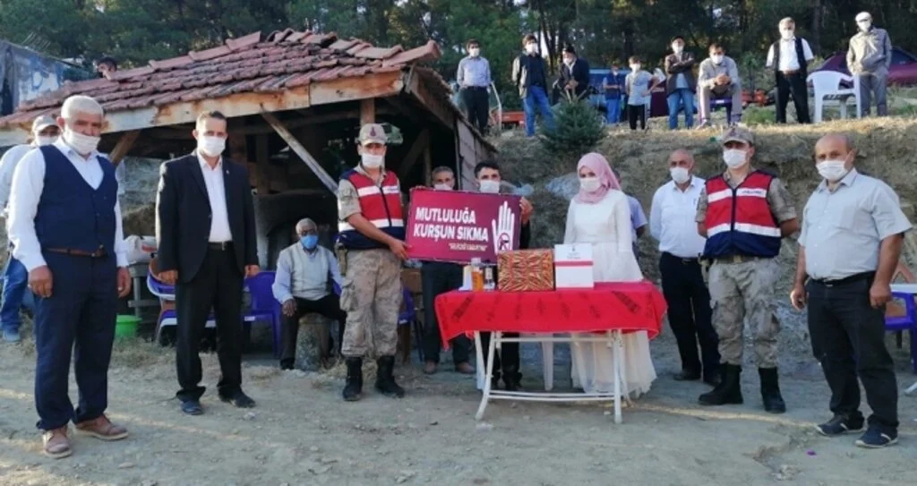 Jandarma mikrofonu eline aldı, mutluluklar dilerken uyardı