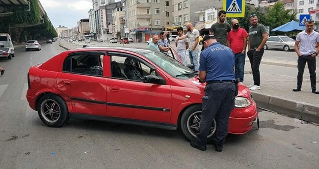 Kavşakta iki otomobil çarpıştı: 1 yaralı
