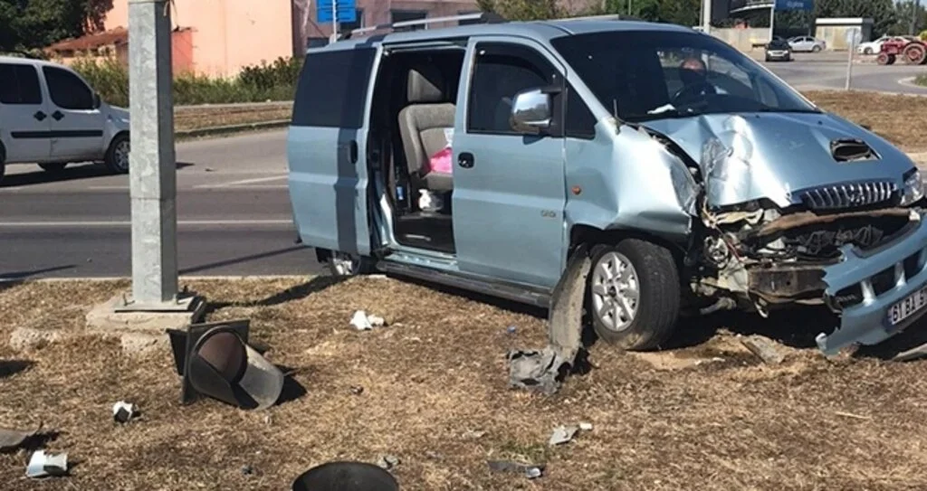 Minibüs sinyalizasyon direğine çarptı: 2 yaralı