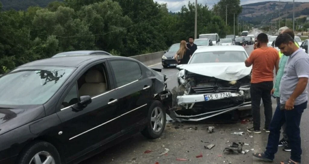 Otomobil kırmızı ışıkta 2 araca çarptı: 3 yaralı