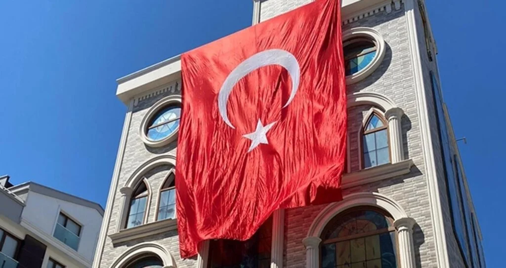 Protestan Kilisesi dev Türk bayrağı astı