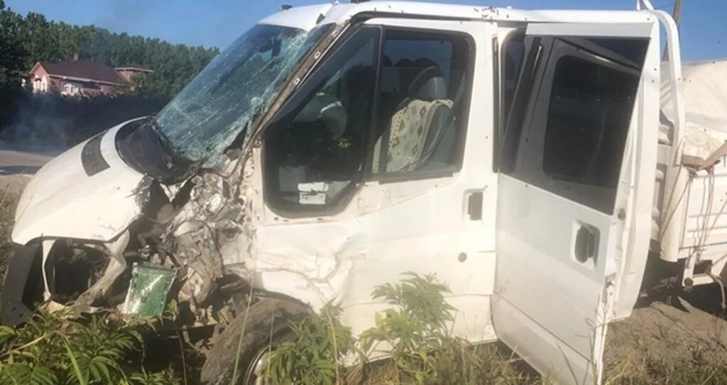 Samsun'da Elektrik direğine çarpan kamyonetin sürücüsü yaralandı
