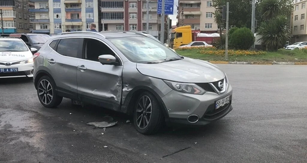 Samsun'da iki otomobil çarpıştı: 3 yaralı