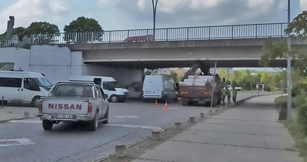 Samsun'da Vinç köprüye çarptı