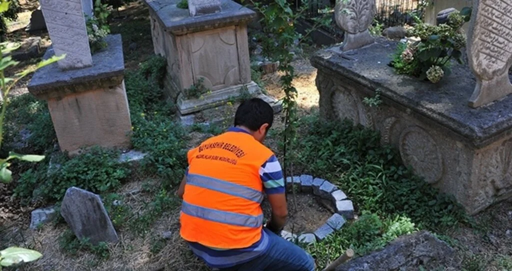 Tarihi mezarlıkta peyzaj düzenlemesi
