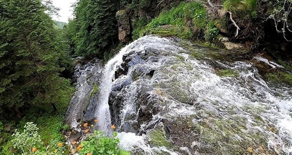 Uludağ’ın zirvesinden gelen suların oluşturduğu havuzlar görenleri büyülüyor