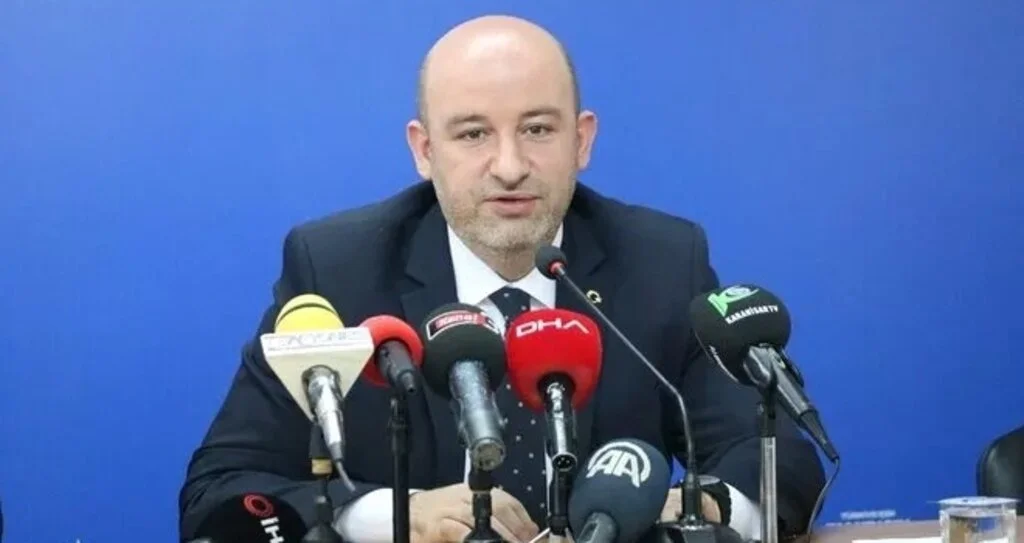 AK Parti Afyonkarahisar İl Başkanı Hüseyin Sezen, il başkanlığı görevinden ayrıldığını bildirdi.