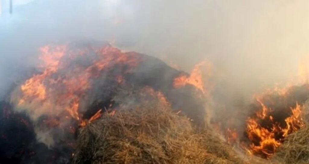 Bafra ilçesinde bir depodaki saman balyaları yandı