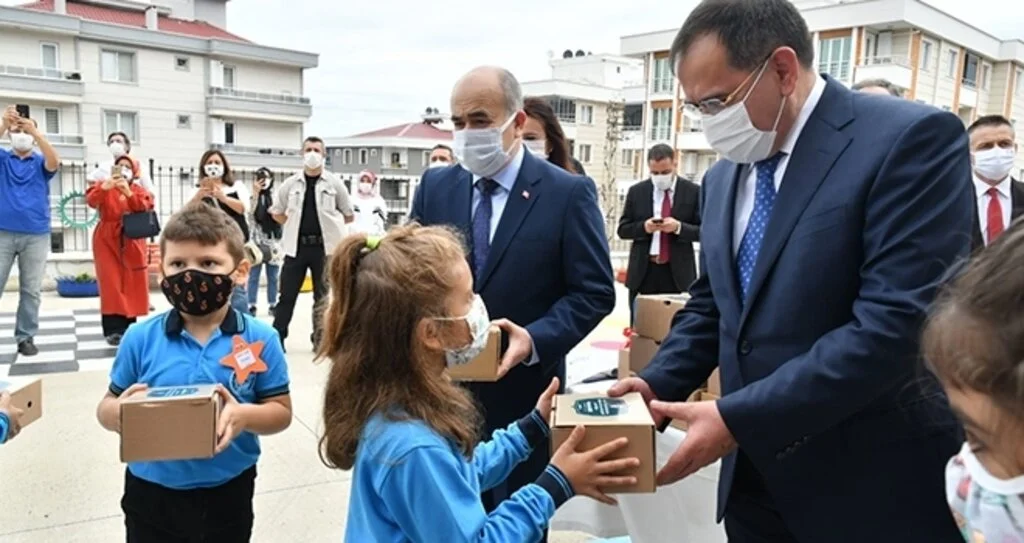 Başkan Demir’den öğrencilere simit