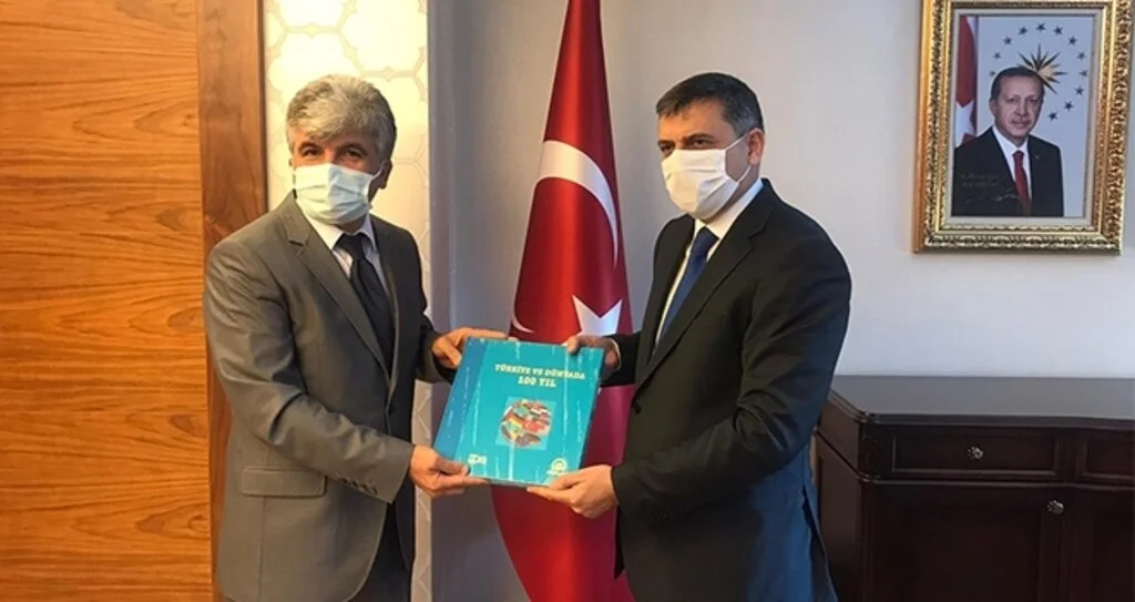 Çorum Valisi Çiftçi'ye "Türkiye ve Dünyada 100 Yıl" kitabı takdim edildi