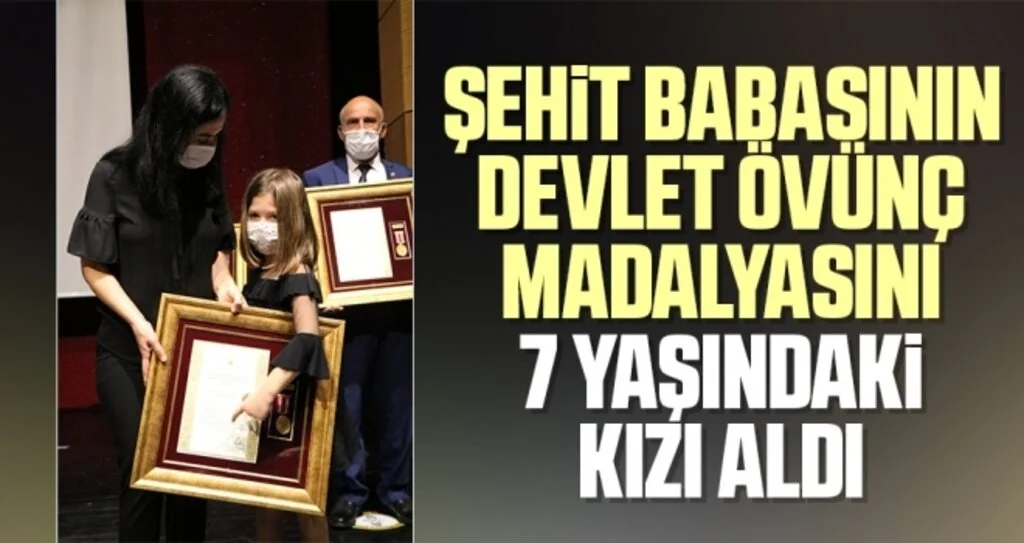 Şehit babasının devlet övünç madalyasını 7 yaşındaki kızı aldı