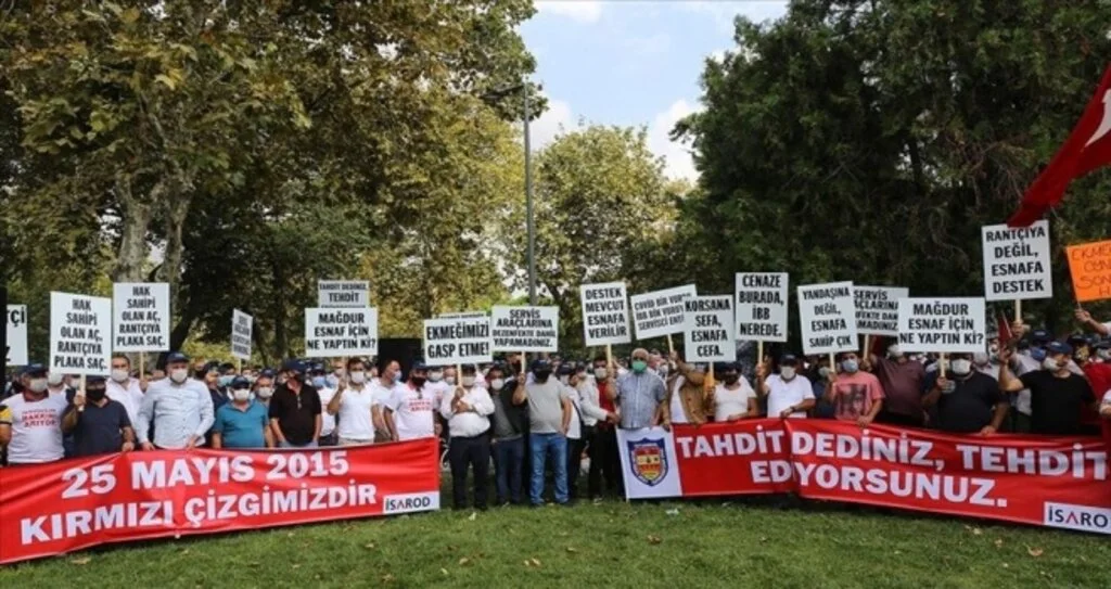 Taksiciler ve servisçiler İBB yönetimini protesto etti