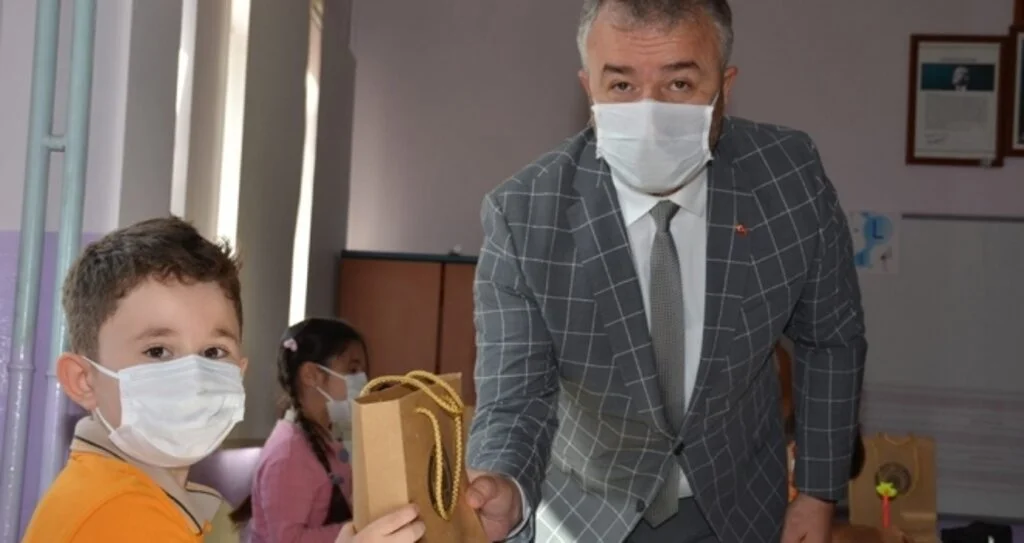 Başkan Topaloğlu’ndan öğrencilere ‘okula hoş geldin’ hediyesi