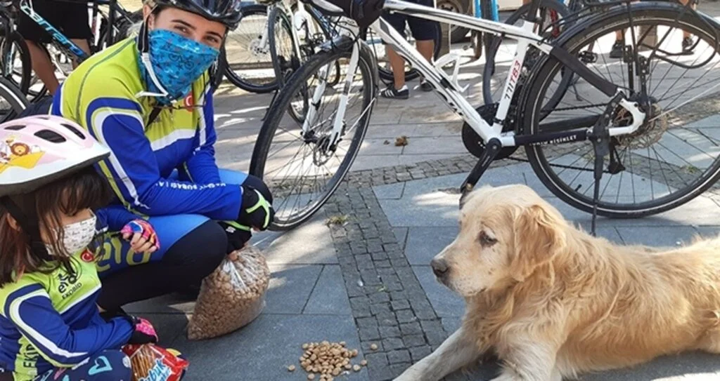 Bisikletliler can dostlar için pedalladı