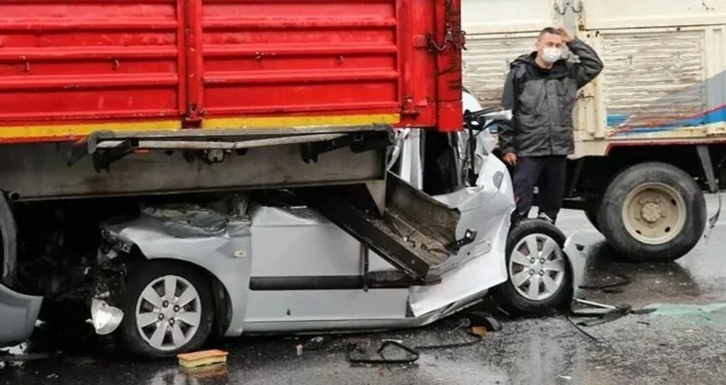 Dehşete Düşüren Görüntü! 9 Araç Birbirine Girdi
