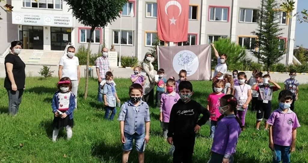 Doğa savunucusu okula bayrak asıldı