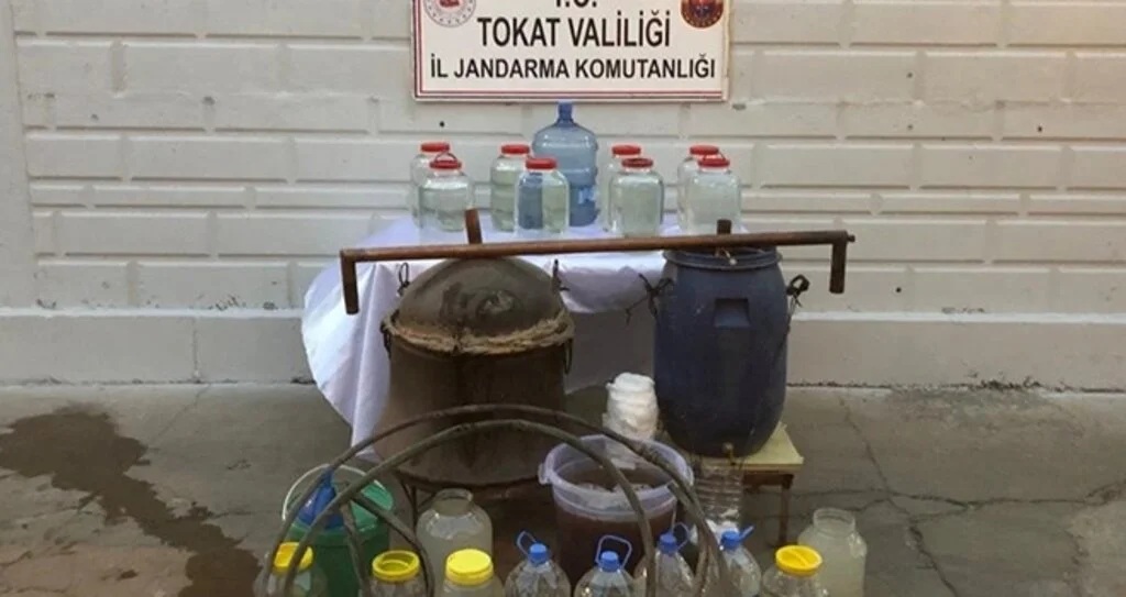 Evde sahte alkol üretirken yakalandılar