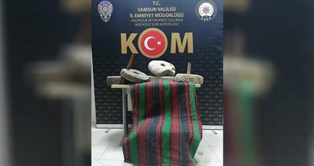 Evinde kaçak kilim ve öğütme taşı ele geçti
