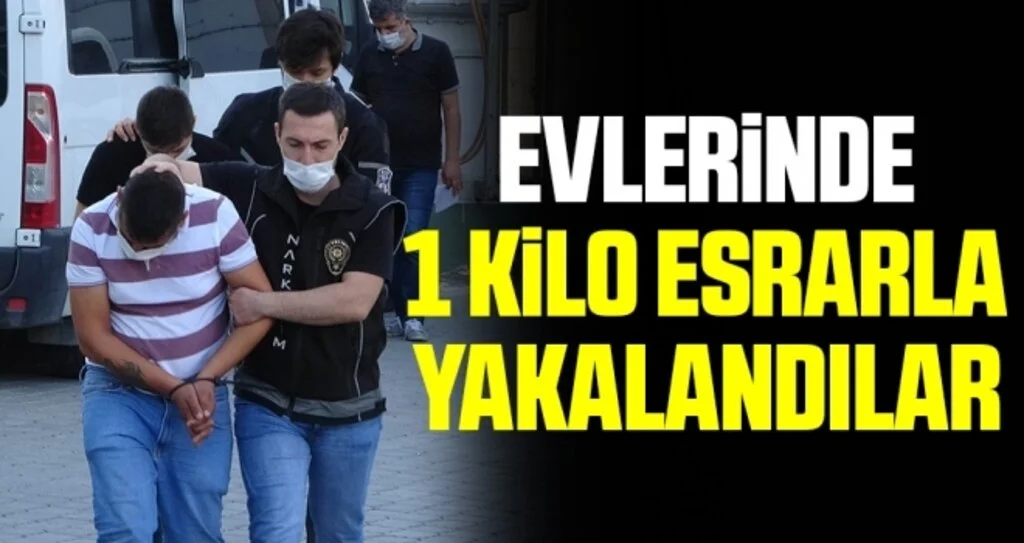 Evlerinde 1 kilo esrarla yakalandılar