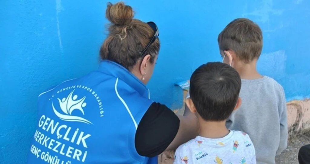 Gönüllü gençler 'köy' okulunu boyadı