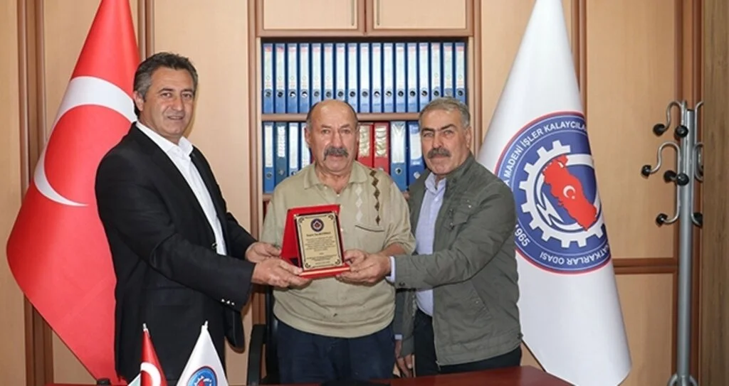 Havza'da emekli olan 57 yıllık demir ustası Boyracı'ya plaket verildi