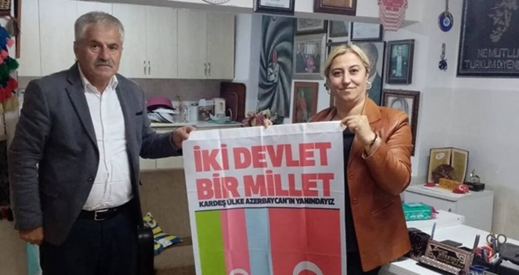 İlkadım Belediyesi’nden muhtarlara Azerbaycan bayrağı