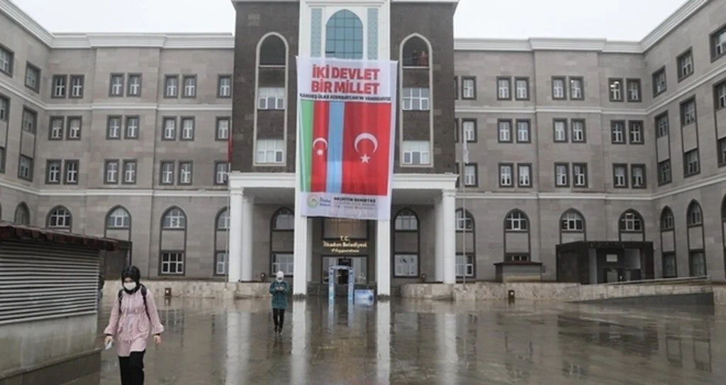 İlkadım'da tüm tesislere Azerbaycan bayrağı