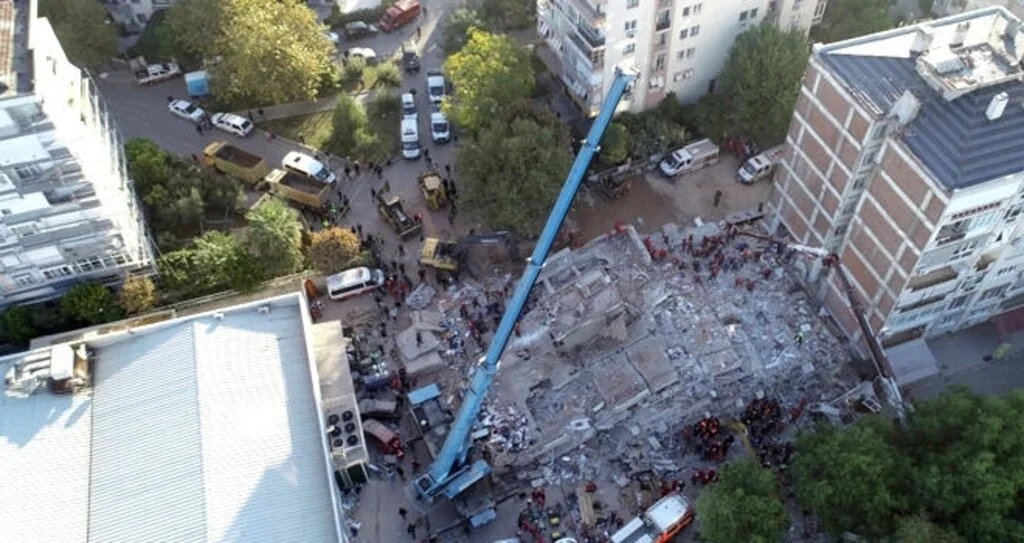 İzmir'de enkaz altında kalan anne ve 4 çocuğuna ulaşıldı