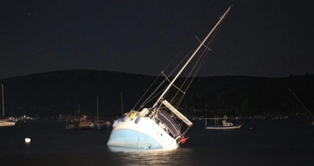 İzmir'deki deprem sonrası denizde ürperten görüntü: Sığacık'ta tekneler sürüklendi