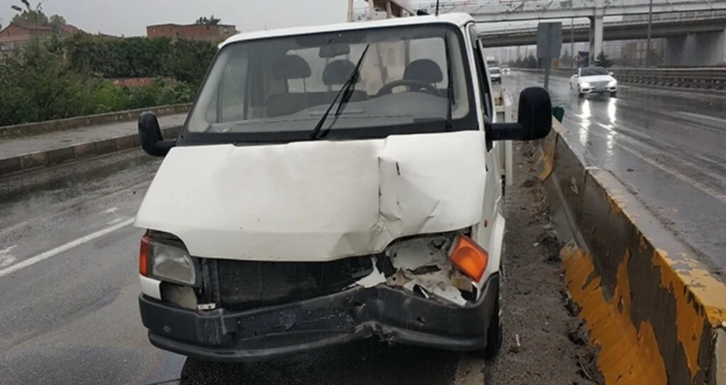 Kamyonet beton bariyere çarptı: 1 yaralı
