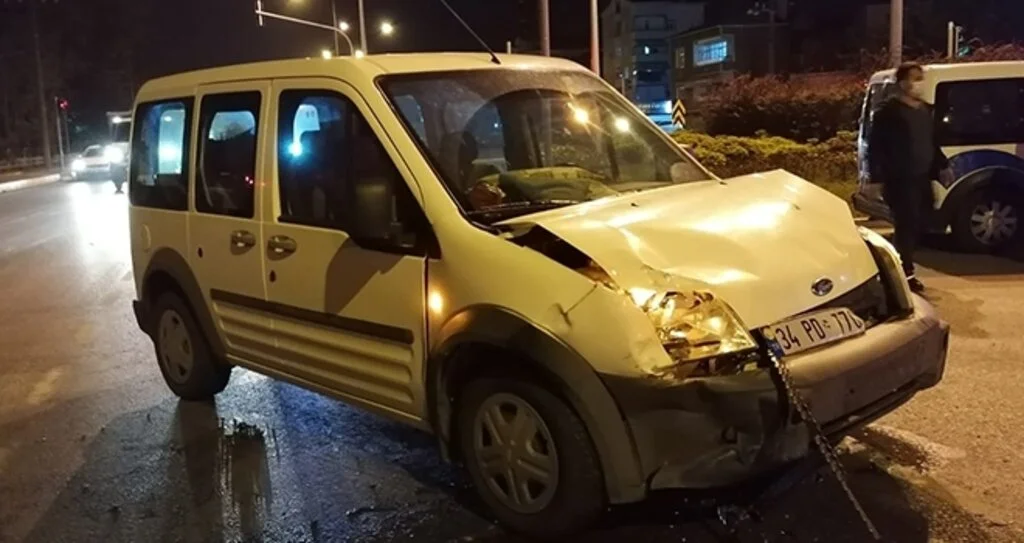 Kırmızı ışık ihlali kaza yaptırdı