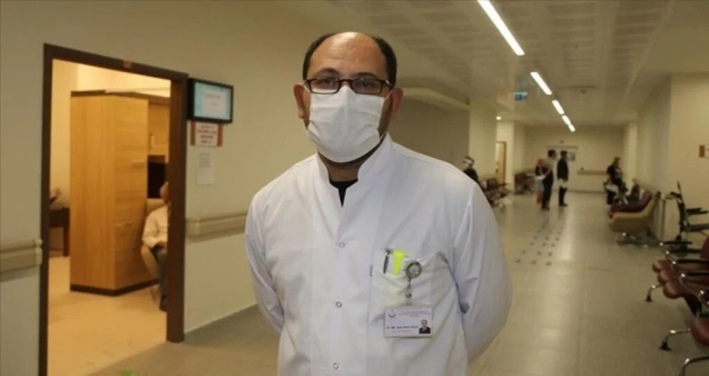 Koronavirüsü yenip görevine dönen doktor hastalara nefes oluyor