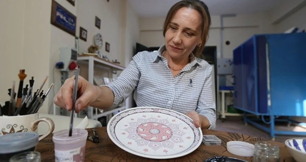 Kurduğu çini atölyesi ile çocukluk hayalini gerçekleştirdi