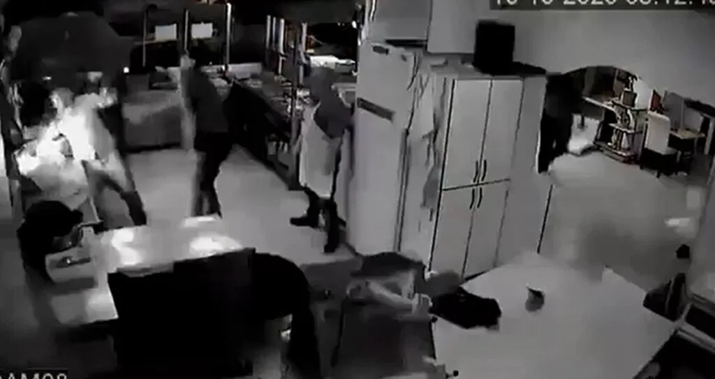 Lokantada tekme ve yumruklar havada uçuştu 