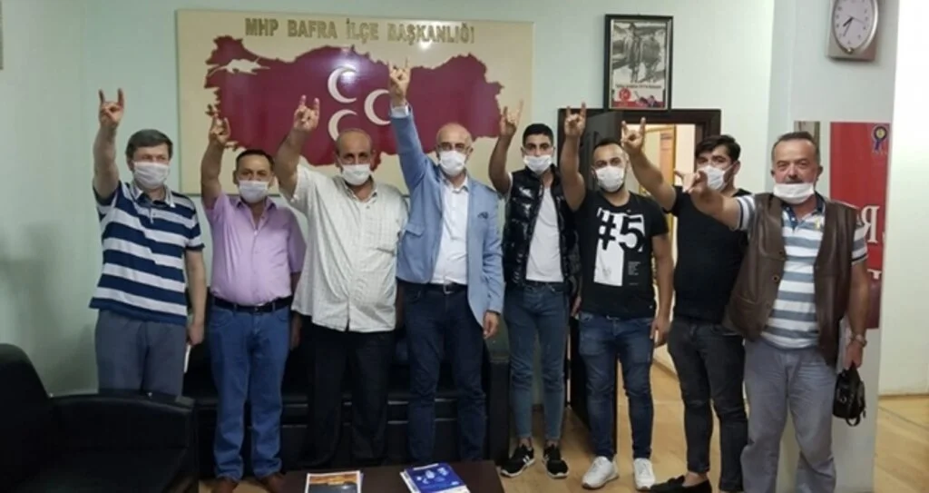 MHP Bafra'da Rozet Takdimi