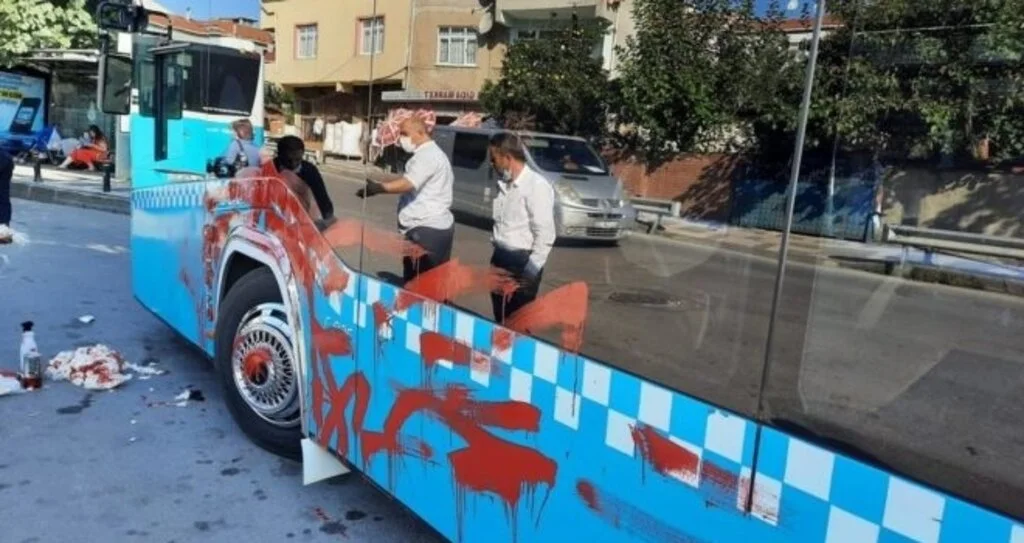 Otobüse alınmayan kadın taksiyle takip edip otobüsü kırmızıya boyadı