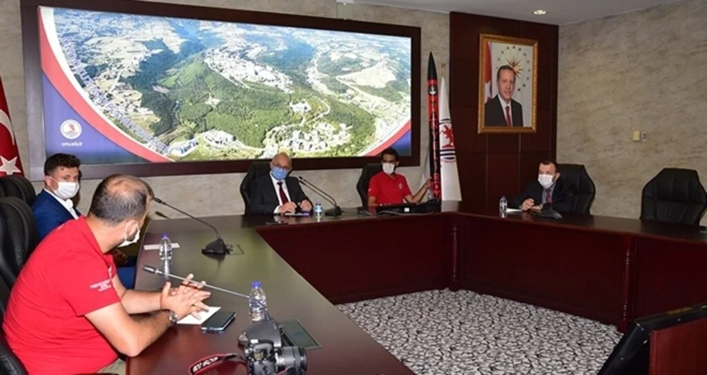 Rektör Ünal, Türkiye birincisi Tanyeli Roket Takımı'nı tebrik etti